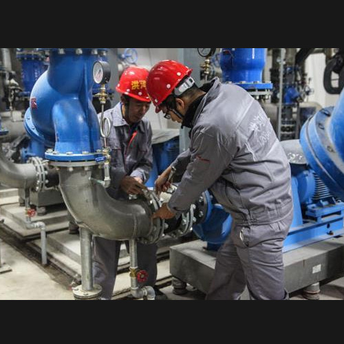 黄山工厂设备维修现场